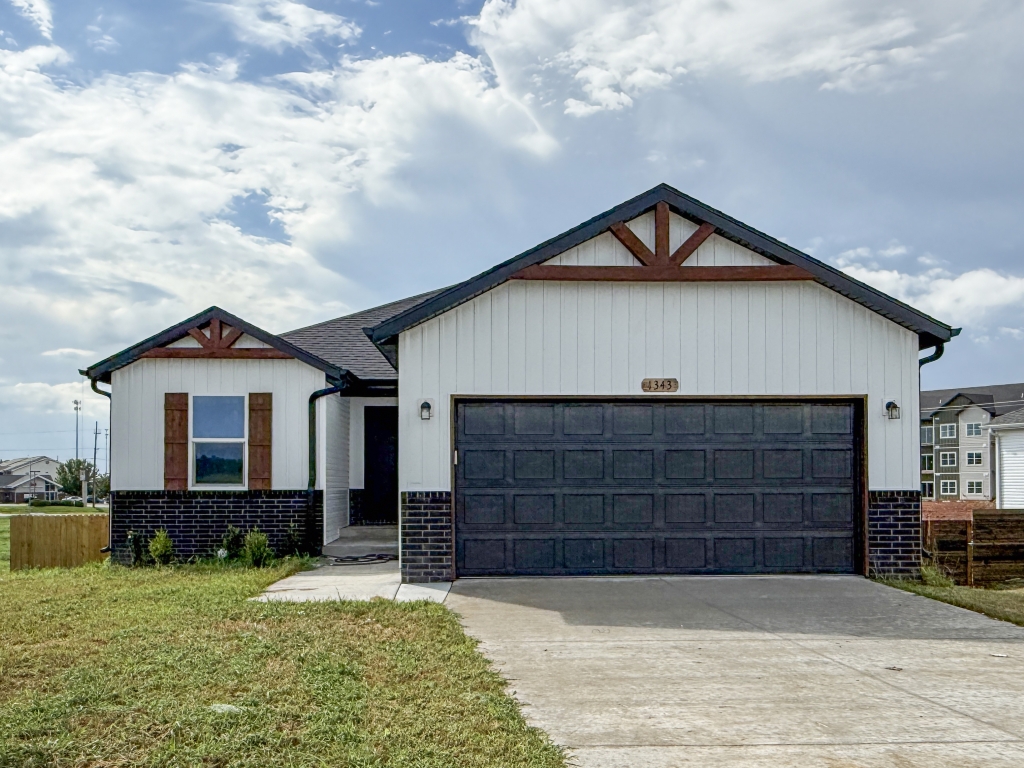 1343 N Maxine