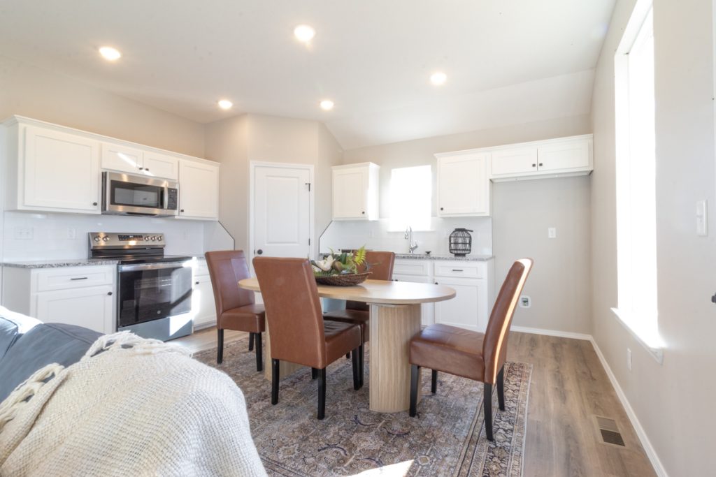 819 Holstein Ln